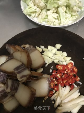 腊肉炒花菜的做法步骤：2
