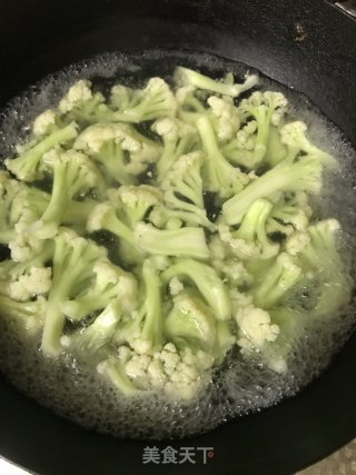 腊肉炒花菜的做法步骤：3