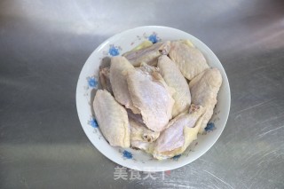 红烧鸡翅土豆的做法步骤：1