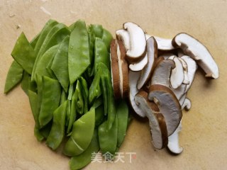 荷兰豆香菇炒竹笋的做法步骤：1