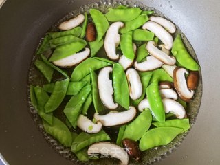 荷兰豆香菇炒竹笋的做法步骤：3