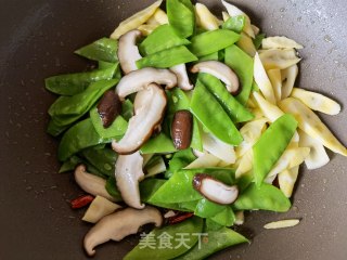 荷兰豆香菇炒竹笋的做法步骤：6