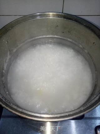 芹菜猪肉粥的做法步骤：2