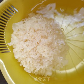 麦片龙果银耳露的做法步骤：2