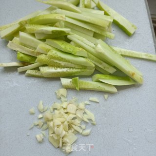 白玉黄瓜拌鲜虾的做法步骤：2