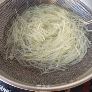 韭菜苔炒土豆丝的做法步骤：5