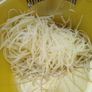 韭菜苔炒土豆丝的做法步骤：7