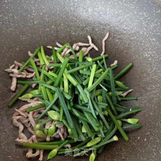 韭菜苔炒土豆丝的做法步骤：13
