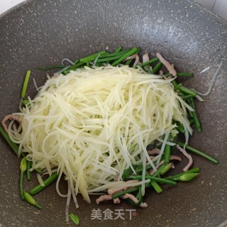 韭菜苔炒土豆丝的做法步骤：15