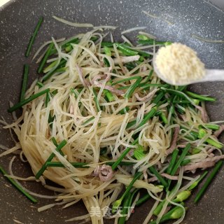 韭菜苔炒土豆丝的做法步骤：17