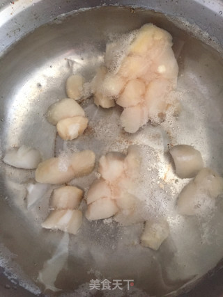 丝瓜炒鲜贝的做法步骤：1