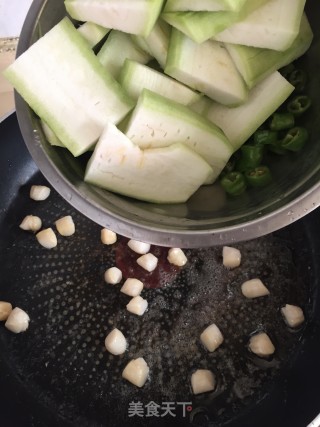 丝瓜炒鲜贝的做法步骤：6