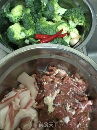 西兰花炒肉片的做法步骤：1