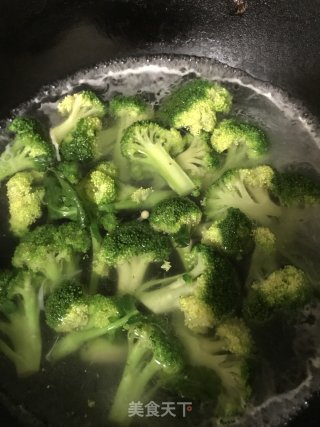 西兰花炒肉片的做法步骤：2