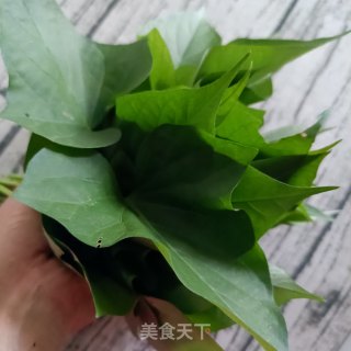蛋皮麻汁红薯叶的做法步骤：2