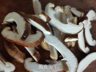 丝瓜香菇蛋花汤的做法步骤：2