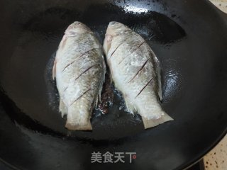 红烧鲫鱼的做法步骤：6