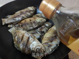 红烧鲫鱼的做法步骤：12