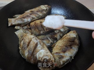 红烧鲫鱼的做法步骤：15