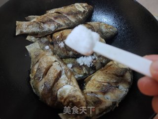 红烧鲫鱼的做法步骤：16