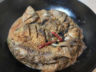 红烧鲫鱼的做法步骤：19