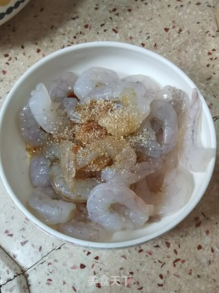 虾仁炒鸡蛋的做法步骤：2