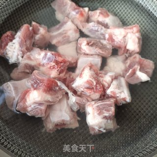 玉米金线莲炖排骨的做法步骤：2