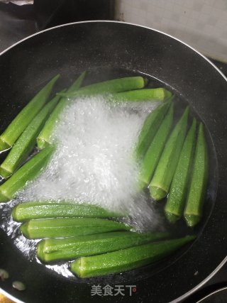 蒜辣白灼秋葵的做法步骤：3