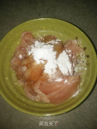 香菜拌鸡胸肉的做法步骤：2