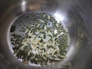 绿豆百合汤的做法步骤：1