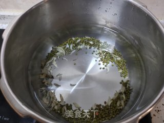 绿豆百合汤的做法步骤：2