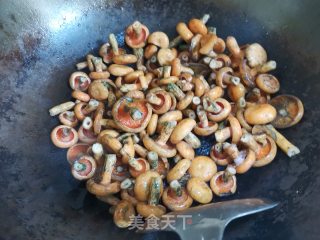 寒菌炖肉的做法步骤：4