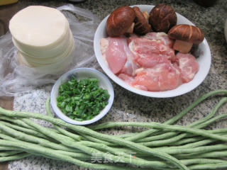 香菇豇豆鸡腿肉馅锅贴的做法步骤：1