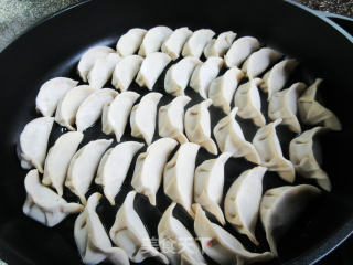 香菇豇豆鸡腿肉馅锅贴的做法步骤：16