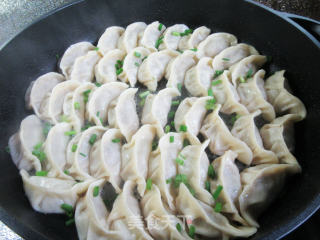 香菇豇豆鸡腿肉馅锅贴的做法步骤：18
