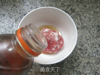 黑木耳肉末炒丝瓜的做法步骤：2