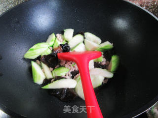 黑木耳肉末炒丝瓜的做法步骤：8