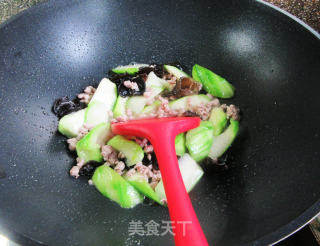黑木耳肉末炒丝瓜的做法步骤：11