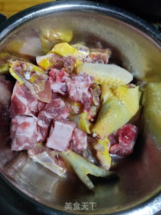 羊肚菌虫草花鸡肉排骨汤的做法步骤：1