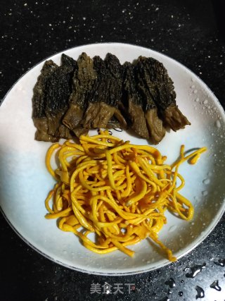 羊肚菌虫草花鸡肉排骨汤的做法步骤：4