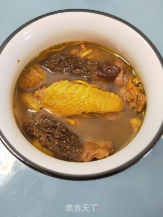 羊肚菌虫草花鸡肉排骨汤的做法步骤：8