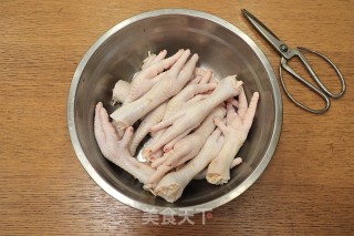 百香果柠檬脱骨鸡爪的做法步骤：1