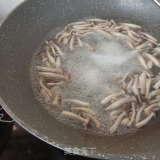 蟹味菇炒豆腐的做法步骤：6