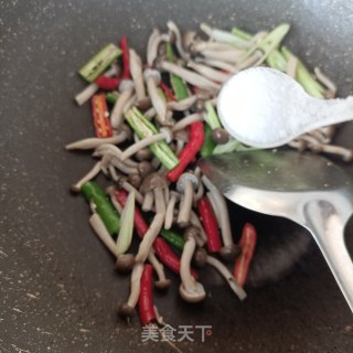 蟹味菇炒豆腐的做法步骤：15