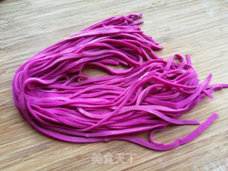 鸡蛋秋葵拌火龙果面条的做法步骤：10
