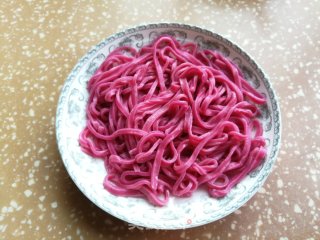 鸡蛋秋葵拌火龙果面条的做法步骤：12