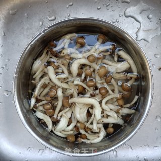 “凉拌菜”蛋皮拌蟹味菇的做法步骤：1