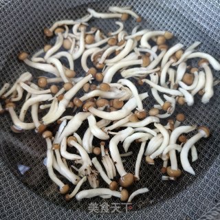 “凉拌菜”蛋皮拌蟹味菇的做法步骤：2