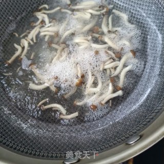 “凉拌菜”蛋皮拌蟹味菇的做法步骤：3
