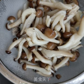 “凉拌菜”蛋皮拌蟹味菇的做法步骤：4